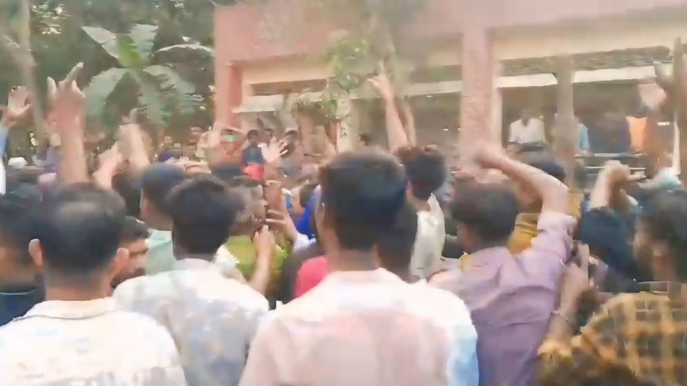 সভাপতি পদ নিয়ে বিএনপির দুই গ্রুপের সংঘর্ষ, চেয়ার ছোঁড়াছুঁড়ি