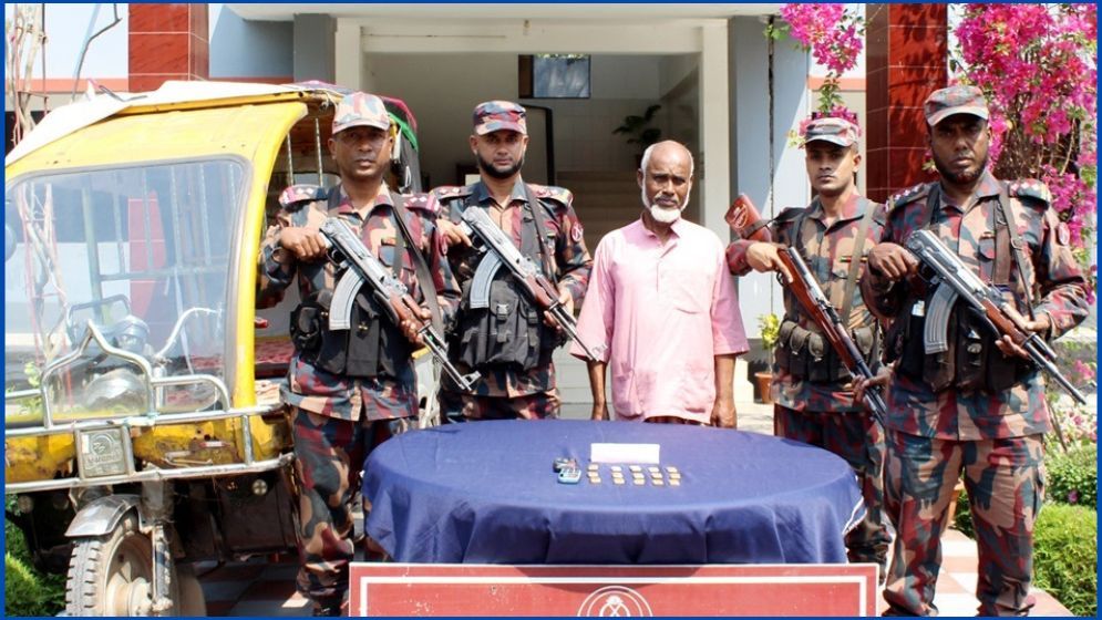 আড়াই কোটি টাকার স্বর্ণসহ সীমান্তে চোরাকারবারি আটক