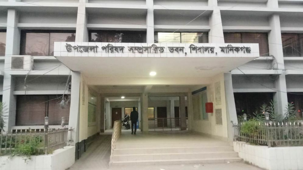 শিবালয়ে টিসিবি’র সয়াবিন তেল-চিনি কালোবাজারে বিক্রি