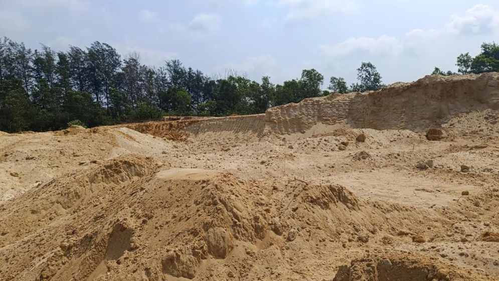 অবাধে দেয়াং পাহাড় কাটছে কেইপিজেড