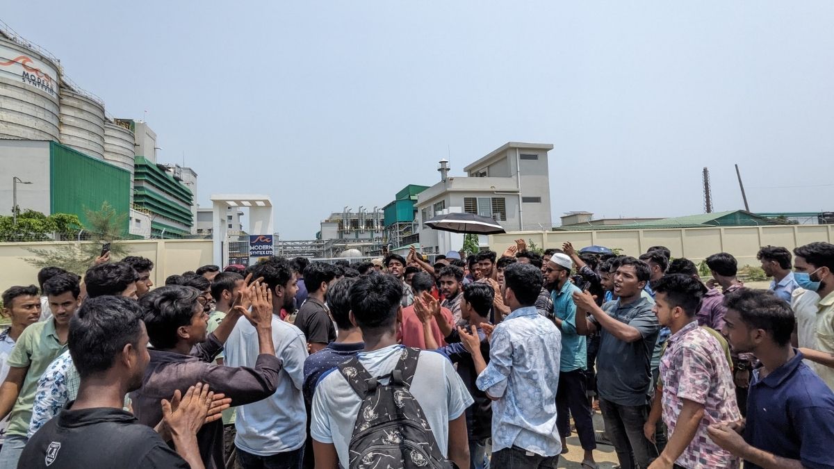 মিরসরাইয়ে ১৪ দাবিতে শ্রমিকদের বিক্ষোভ