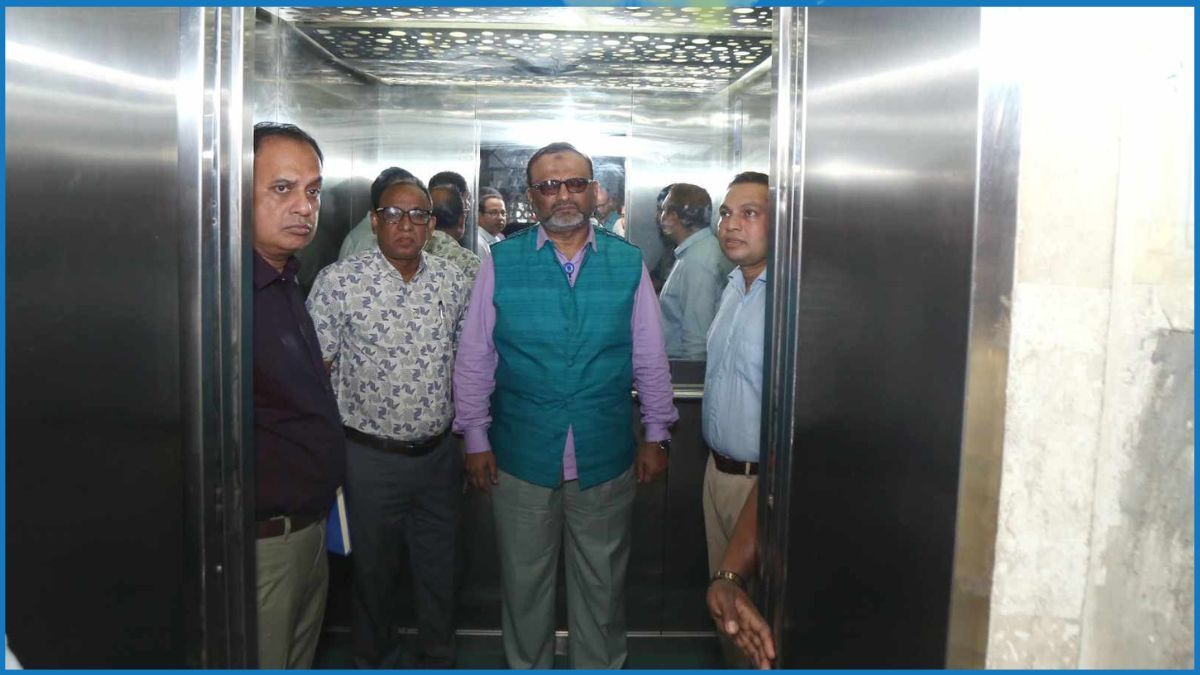 ঢাবির লিফট সংস্কারের কাজ পরিদর্শন করলেন উপাচার্য