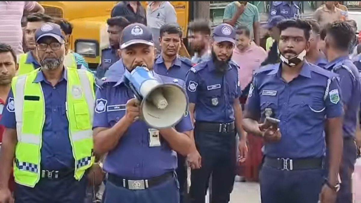 চন্দ্রায় ফুটপাত দখলকারীদের সরে যেতে হাইওয়ে পুলিশের মাইকিং