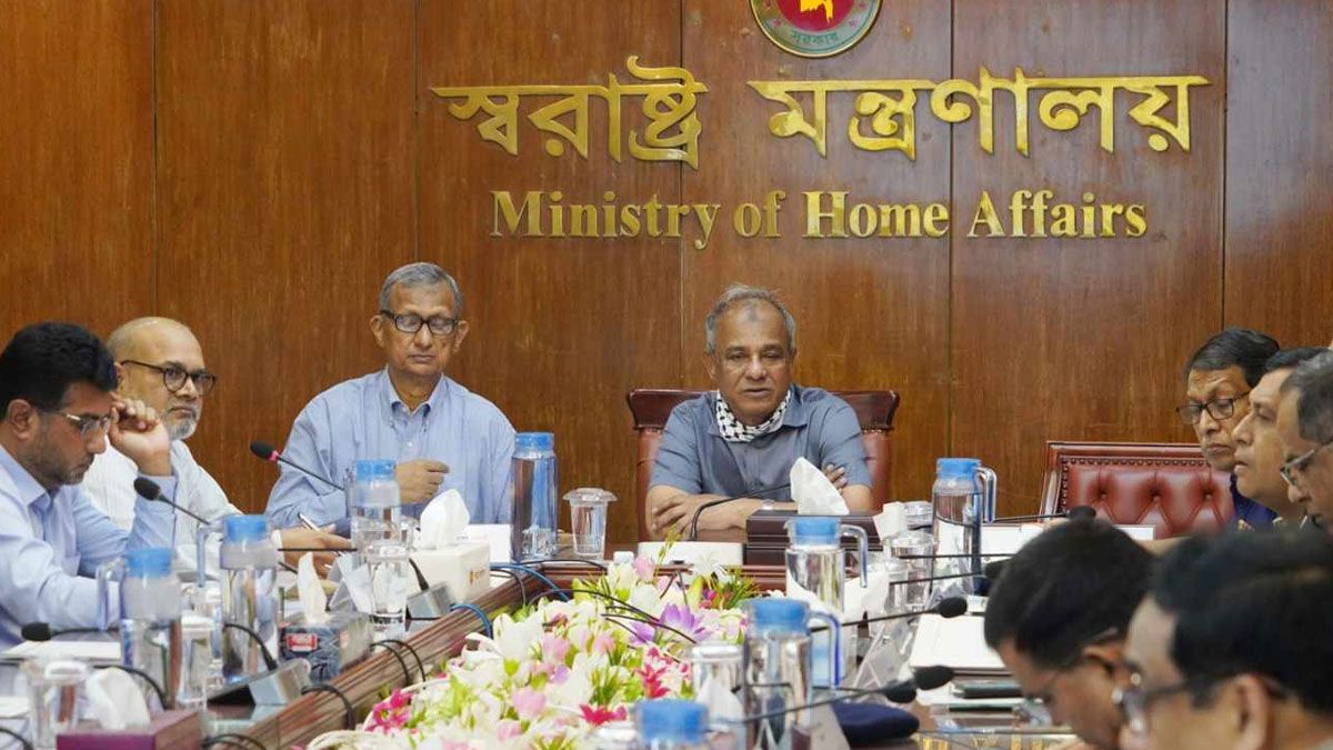 পোশাক শ্রমিকদের বেতন-বোনাস ৩ জুনের মধ্যে : স্বরাষ্ট্র উপদেষ্টা