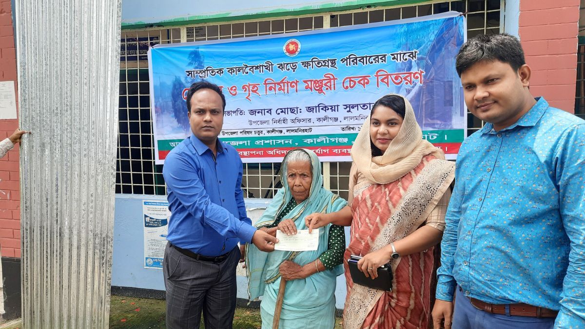 কালীগঞ্জে কালবৈশাখীতে ক্ষতিগ্রস্ত ২৪ পরিবারকে সহায়তা
