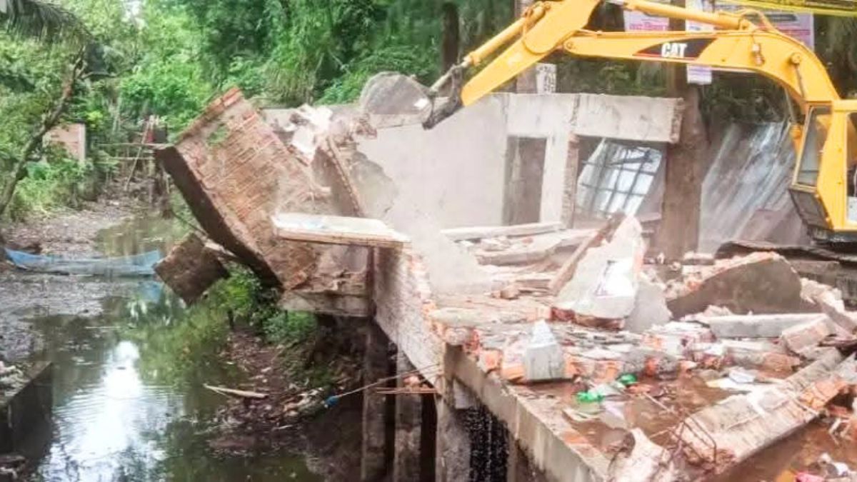 লক্ষ্মীপুরে খাল দখলমুক্তে অভিযান, বর্ষার আগেই উচ্ছেদ ১২ স্থাপনা