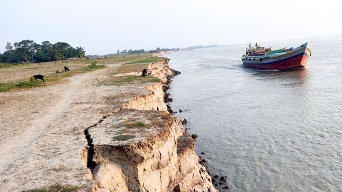 টানা বর্ষণ-উজানের ঢলে সিরাজগঞ্জে ভয়াবহ নদীভাঙন