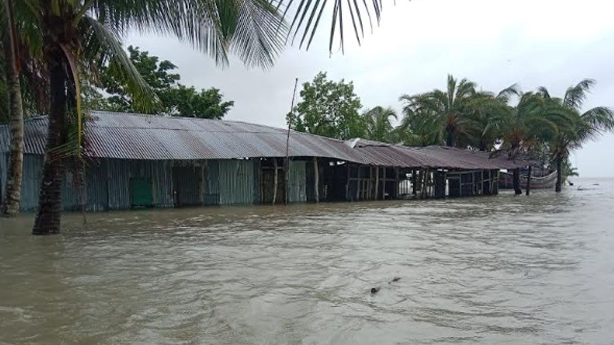 উপকূল অতিক্রম করছে গভীর নিম্নচাপ, ১৬ জেলায় জলোচ্ছ্বাসের শঙ্কা