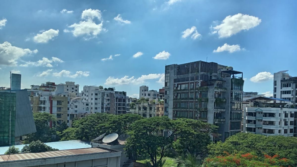 ঢাকার আকাশে রোদের হাসি, আছে বৃষ্টির আভাসও