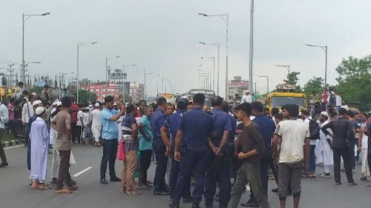 কেরানীগঞ্জে পাশাপাশি দুটি পশুর হাট বসানোর দ্বন্দ্বে সড়ক অবরোধ