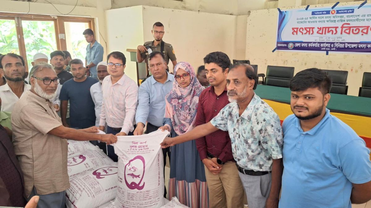 ফেনীতে ৬ টন খাদ্য সহায়তা পেলেন প্রান্তিক মৎস্যচাষীরা