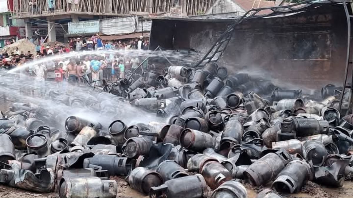 মহাসড়কে উল্টে গেল সিলিন্ডার বোঝাই ট্রাক, একের পর এক বিস্ফোরণ