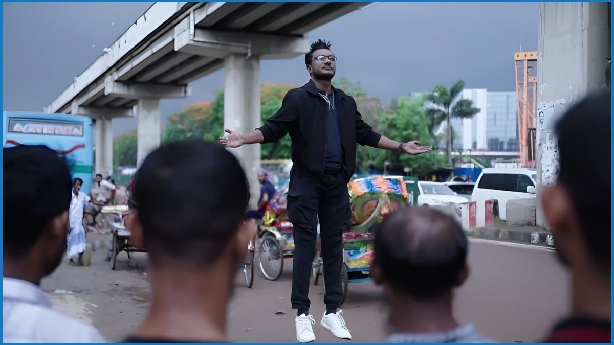 রাজপথে রাজুর ‘লাইফ ইজ ম্যাজিক’, মাটি থেকে ৪০ ফুট ওপরে!