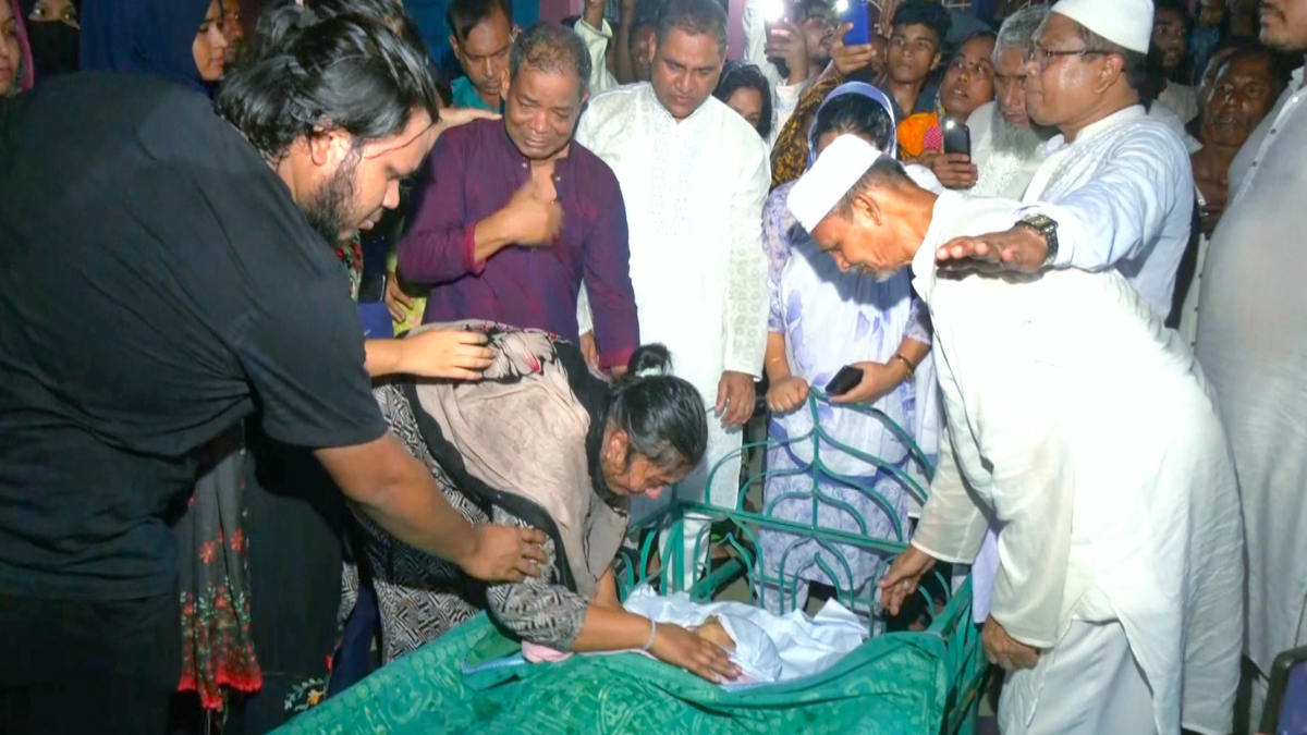 প্যারোলে মুক্তি পেয়ে মাকে শেষ বিদায় দিলেন সাংবাদিক ফারজানা রুপা