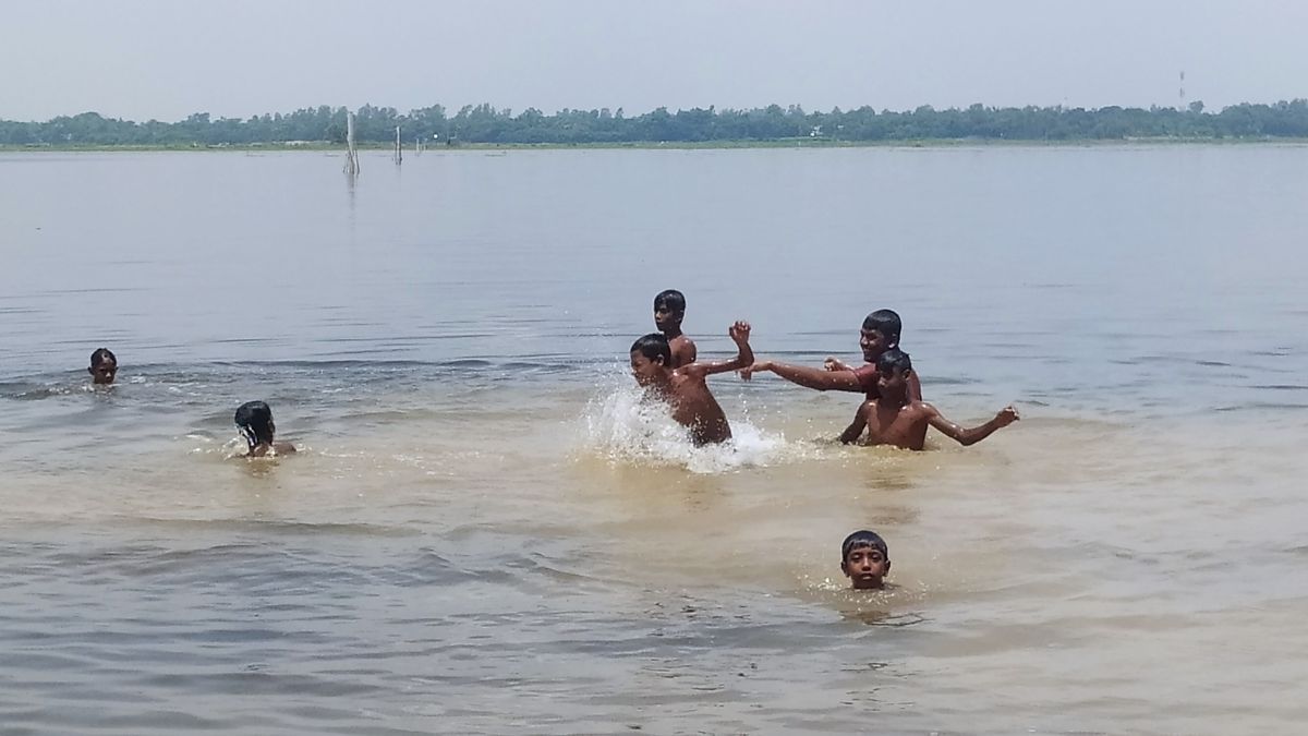 নওগাঁয় তীব্র তাপদাহে জনজীবন বিপর্যস্ত