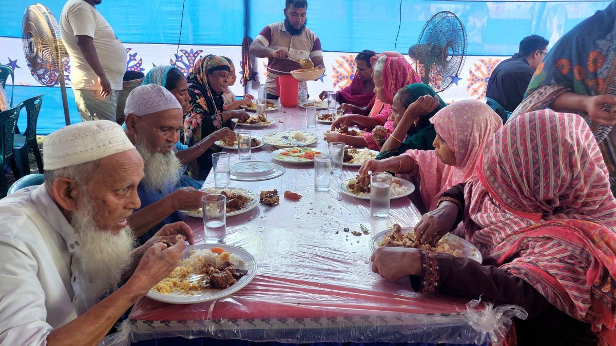 বগুড়ায় বিয়ের অতিথি বৃদ্ধাশ্রমের নারী-পুরুষ ও এতিম শিশু