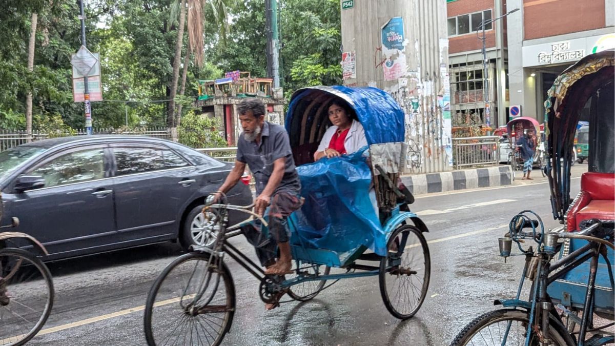 রাজধানীতে থেমে থেমে বৃষ্টি, সড়কে ভোগান্তি