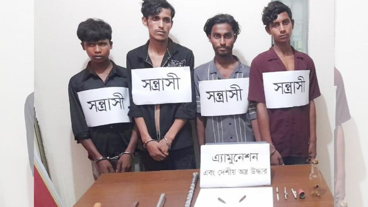 চাঁদপুরে যৌথ বাহিনীর অভিযানে দেশীয় অস্ত্রসহ গ্রেপ্তার ৪