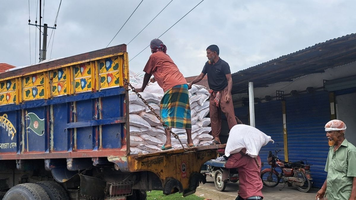 তেঁতুলিয়ায় ৯৬০ বস্তা সার জব্দ, চার ব্যবসায়ীকে জরিমানা