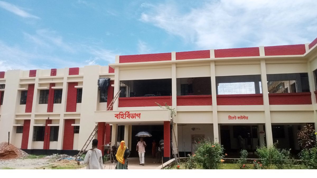 তিন লাখ মানুষের চিকিৎসায় ৪ জন ডাক্তার