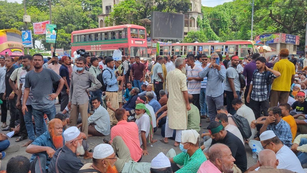 শাহবাগ অবরোধ করেছেন চাকরিচ্যুত বিডিআর সদস্যরা, যান চলাচল বন্ধ