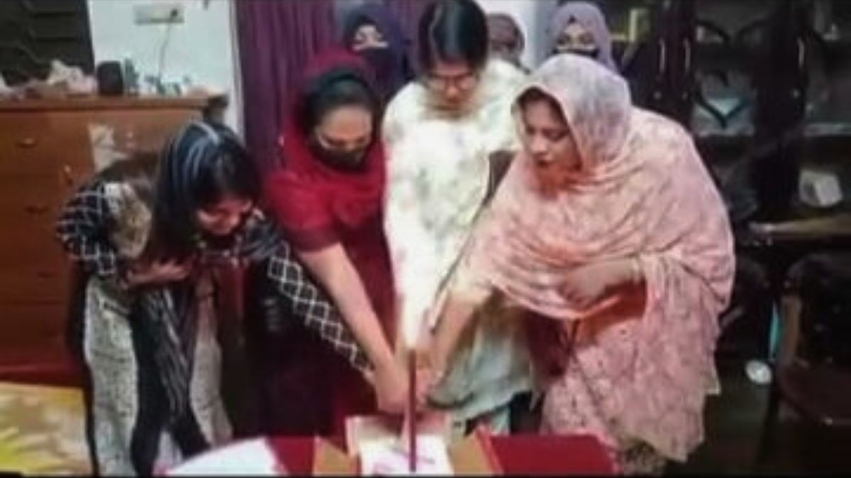 নিজ ঘরে প্রতিষ্ঠাবার্ষিকীর কেক কেটে আ.লীগ নেত্রী গ্রেপ্তার