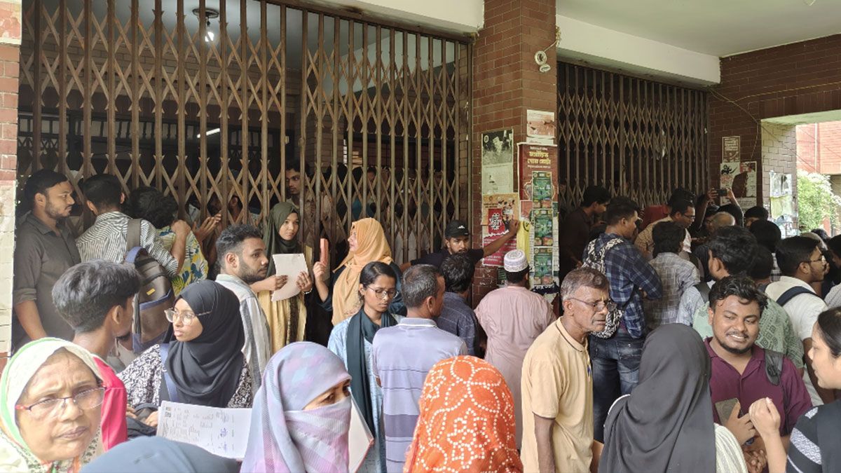 জাবি শিক্ষার্থীদের প্রশাসনিক ভবন অবরোধ, বিপাকে ভর্তিচ্ছুরা