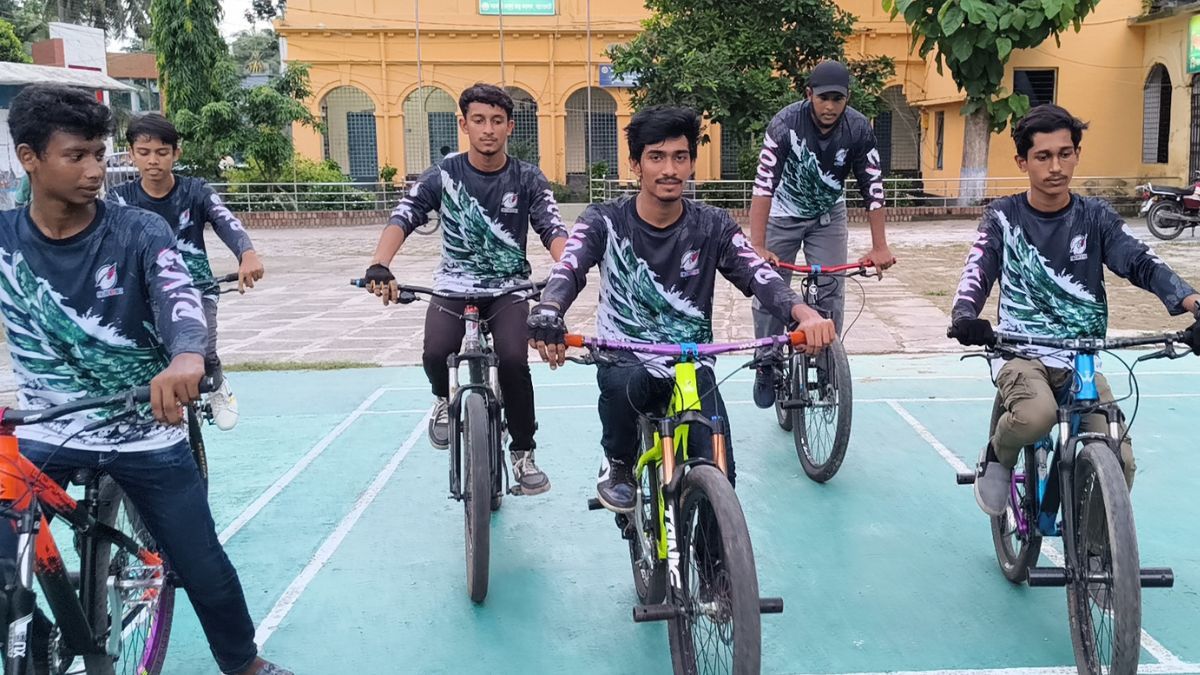 বাগেরহাটে বাইসাইকেল স্টান্ট, বিশ্বমঞ্চে যেতে চায় ‘ফ্যালকন বয়েজ’