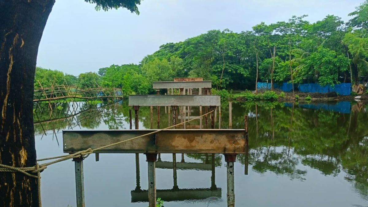 ৩ বছর ধরে ঝুলে আছে ব্রিজের নির্মাণ, স্কুলে যেতে পারছে না শিশুরা