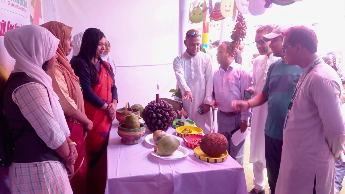 নরসিংদীতে ১৭০ প্রজাতির ফল নিয়ে উৎসব