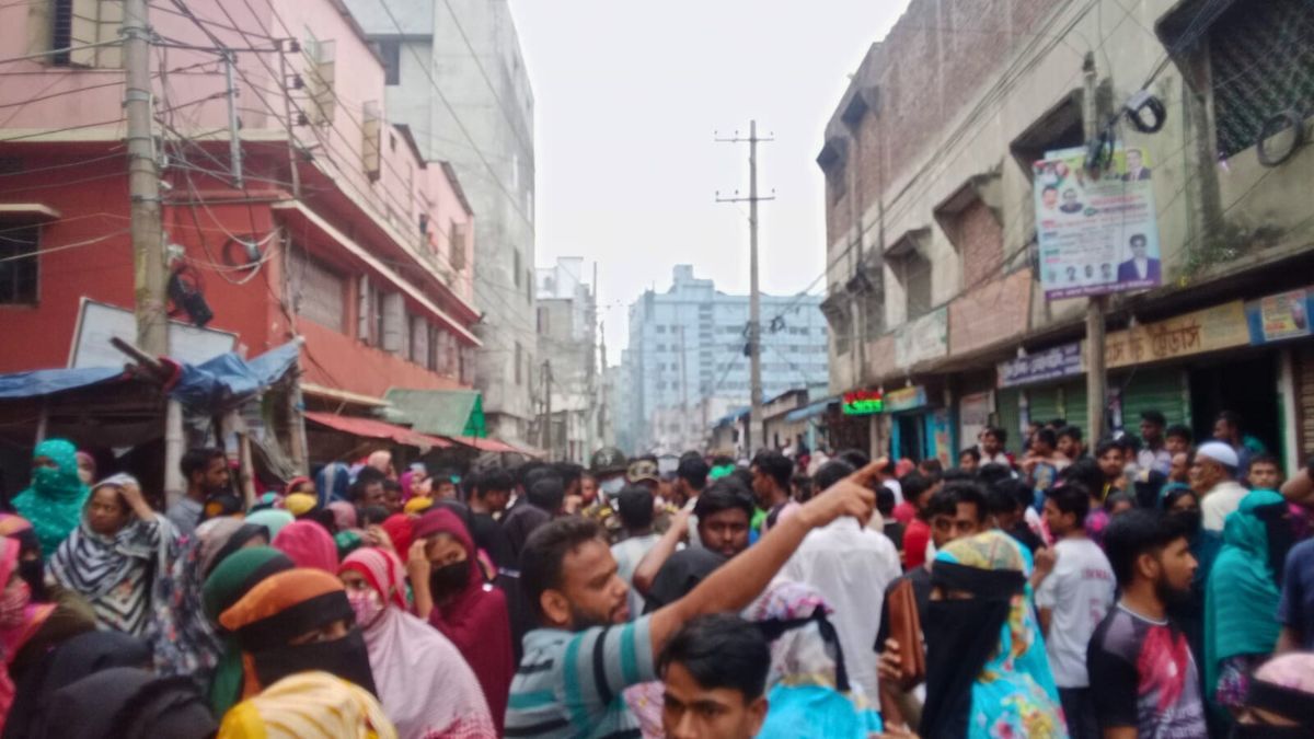 শ্রমিক বিক্ষোভে উত্তপ্ত ফতুল্লার শিল্পাঞ্চল, ৮ কারখানা বন্ধ
