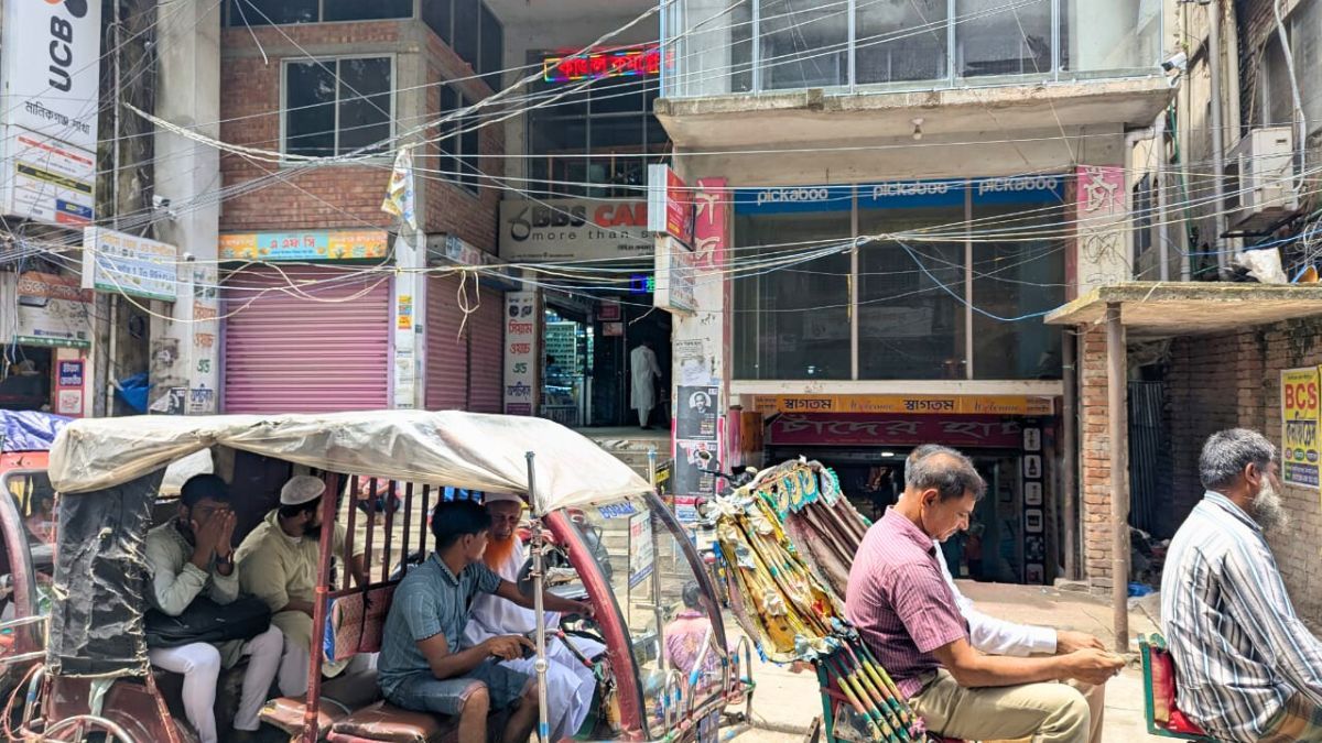 মানিকগঞ্জ শহরে পার্কিং সংকট, ভোগান্তিতে নগরবাসী