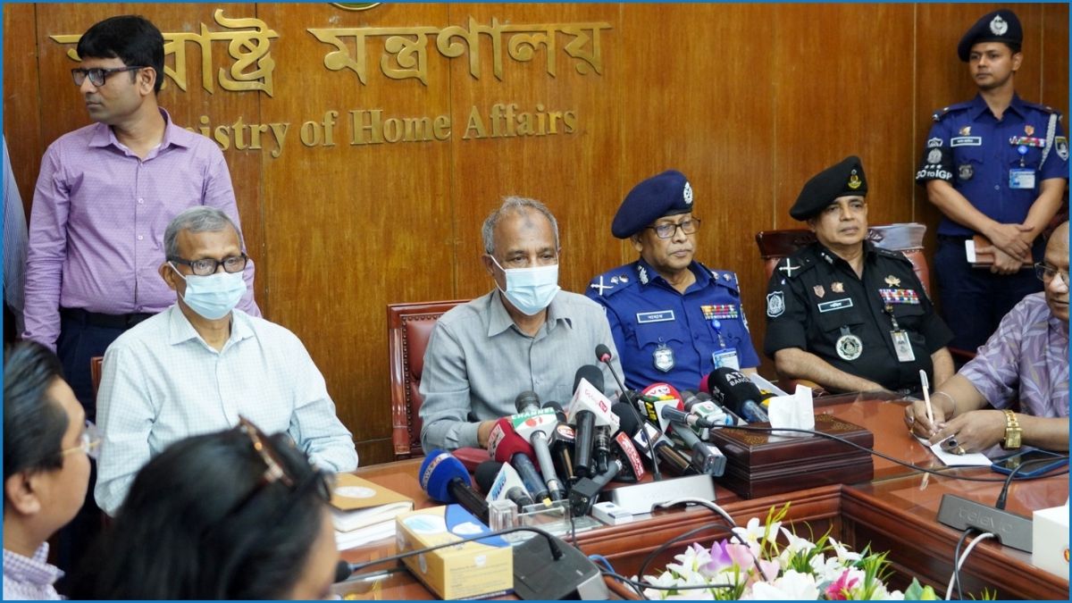 যুব উপদেষ্টার বয়স ৩০ না হলেও অস্ত্রের লাইসেন্স! ‘আইন দেখিনি’ বললেন স্বরাষ্ট্র উপদেষ্টা