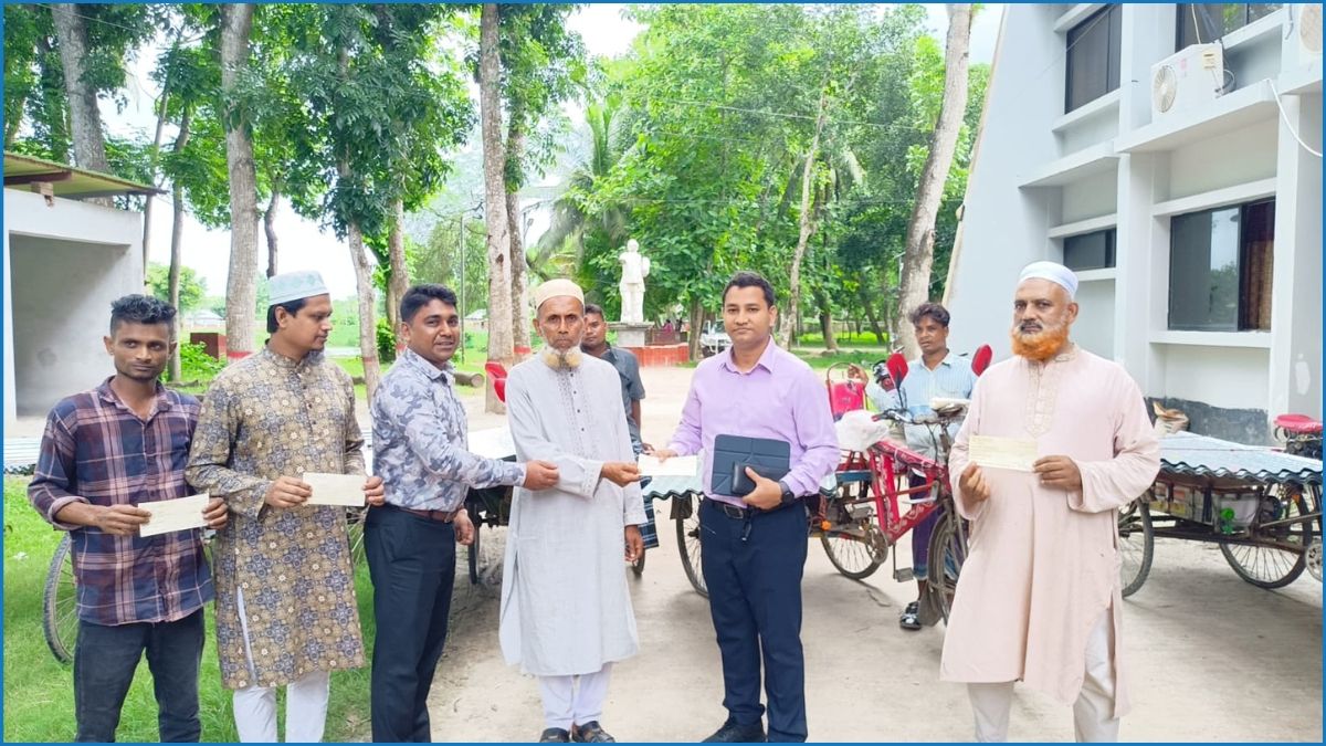 আলফাডাঙ্গায় ক্ষতিগ্রস্তদের মধ্যে ঢেউটিন ও চেক বিতরণ