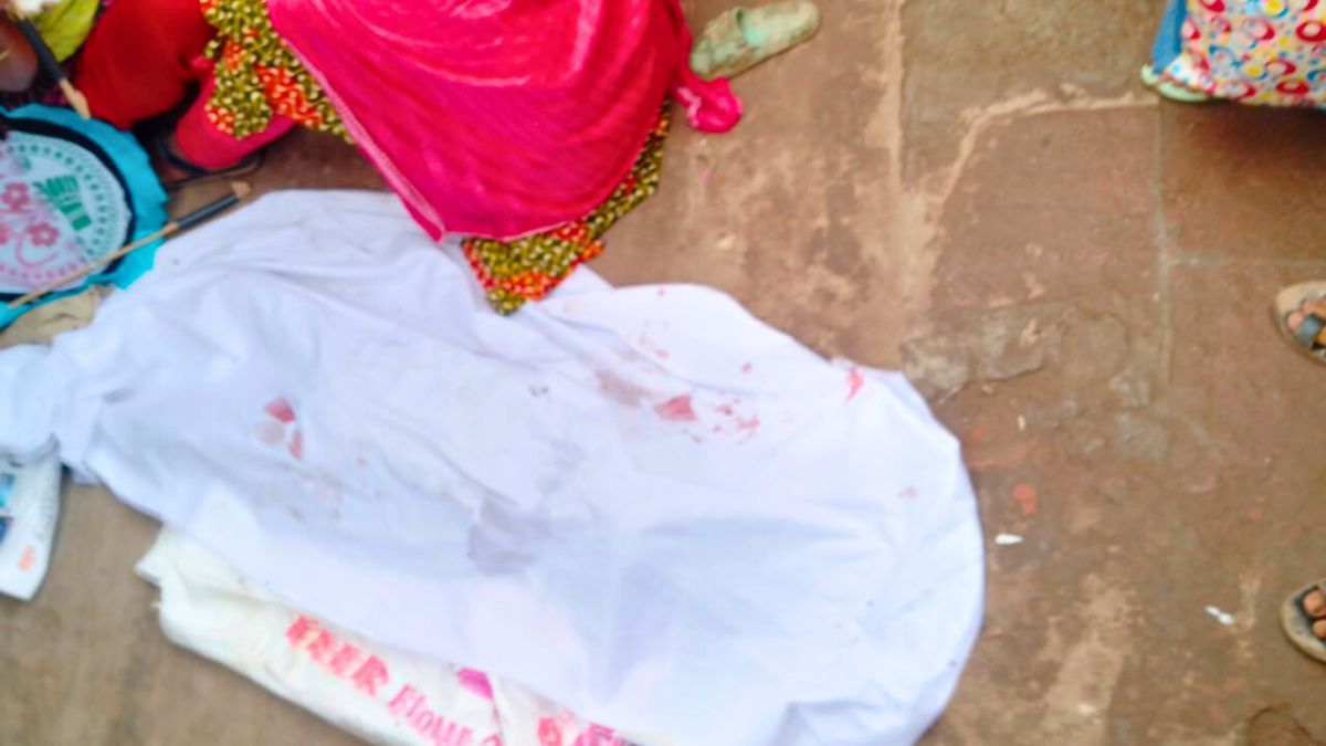 আশুলিয়ায় কাভার্ডভ্যানের চাপায় শিশুর মৃত্যু