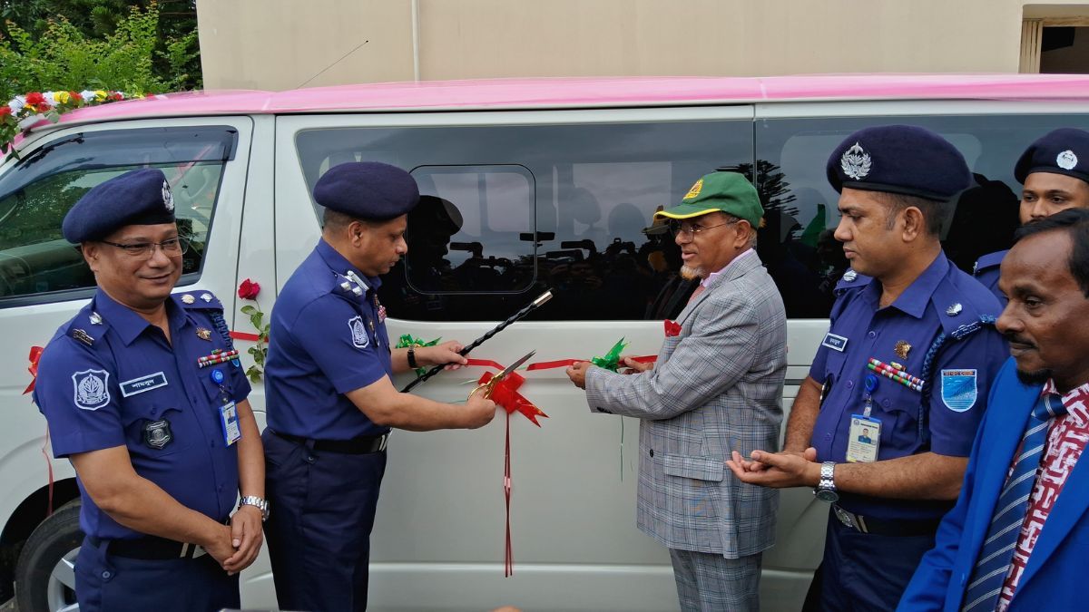 মুন্সীগঞ্জে পুলিশের বহরে যুক্ত হলো নতুন গাড়ি