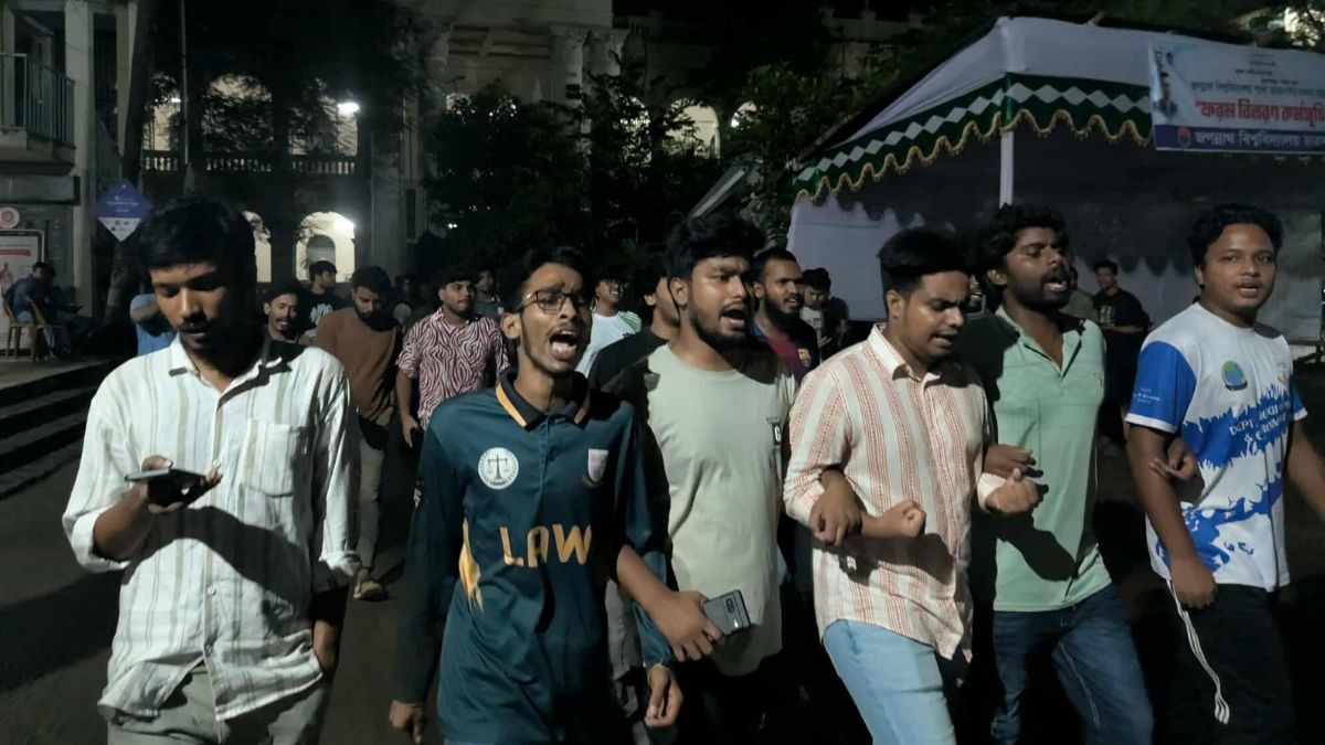 জবিতে শিক্ষক-ছাত্রনেতাদের ওপর হামলার প্রতিবাদে বাগছাসের বিক্ষোভ