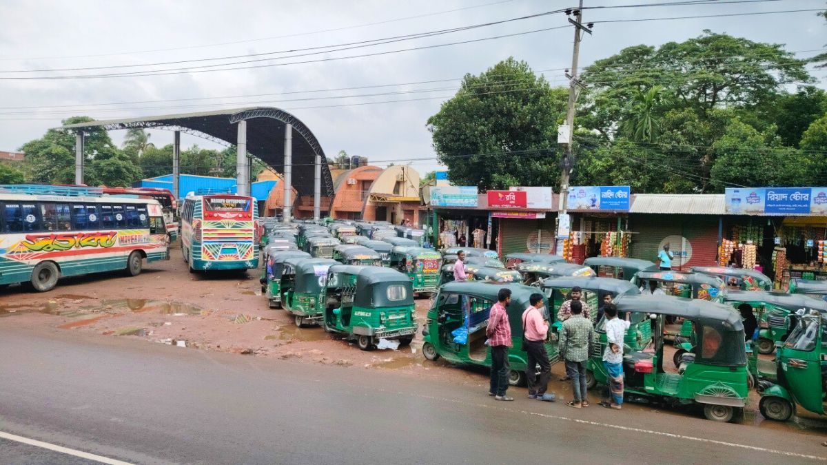 ফেনীতে গ্যাস সংকটে চরম দুর্ভোগ, পাম্পে ঘণ্টার পর ঘণ্টা অপেক্ষা