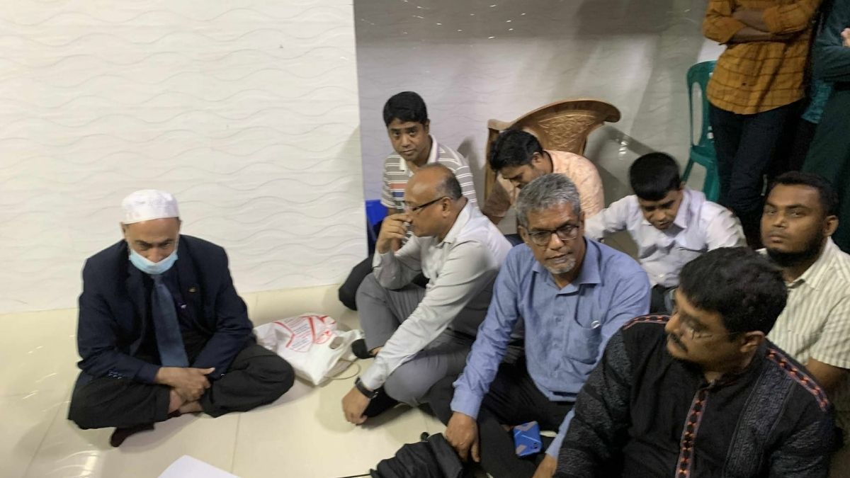 কুমিল্লা ভিক্টোরিয়া কলেজের অধ্যক্ষ ৫ ঘণ্টা অবরুদ্ধ