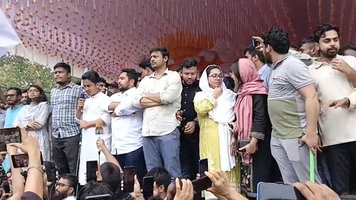 গোপালগঞ্জে সমাবেশের মঞ্চে এনসিপির কেন্দ্রীয় নেতারা