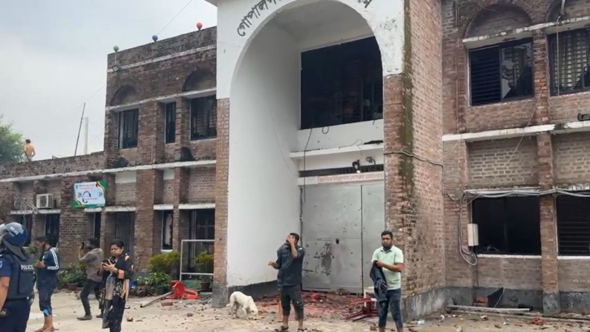 এবার গোপালগঞ্জ জেলা কারাগারে হামলা-ভাঙচুর, লুটপাট