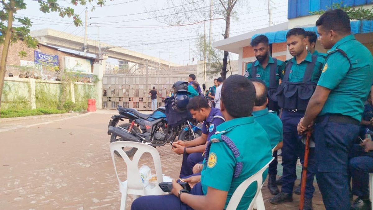 এখনও দুই উপদেষ্টা ও প্রধান উপদেষ্টার প্রেস সচিব ভেতরে