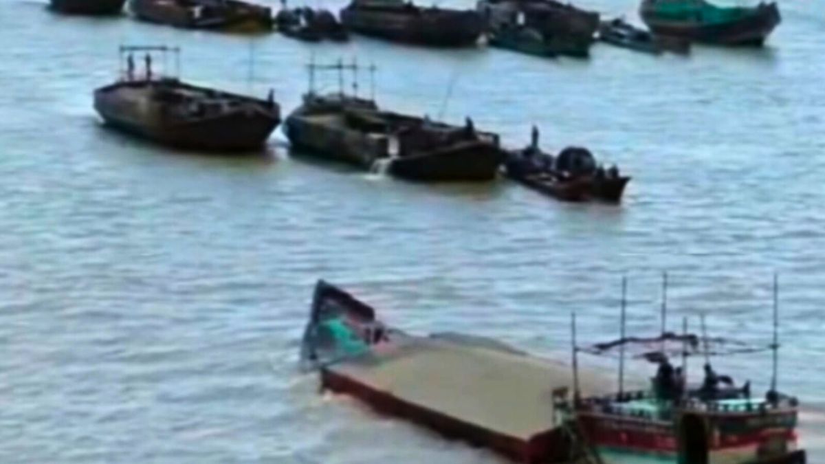 কুষ্টিয়ায় হাইকোর্টের নিষেধাজ্ঞা উপেক্ষা করে বালু উত্তোলন
