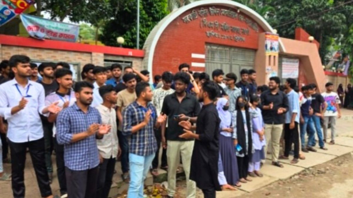 শিক্ষা উপদেষ্টার পদত্যাগের দাবিতে নওগাঁয় বিক্ষোভ