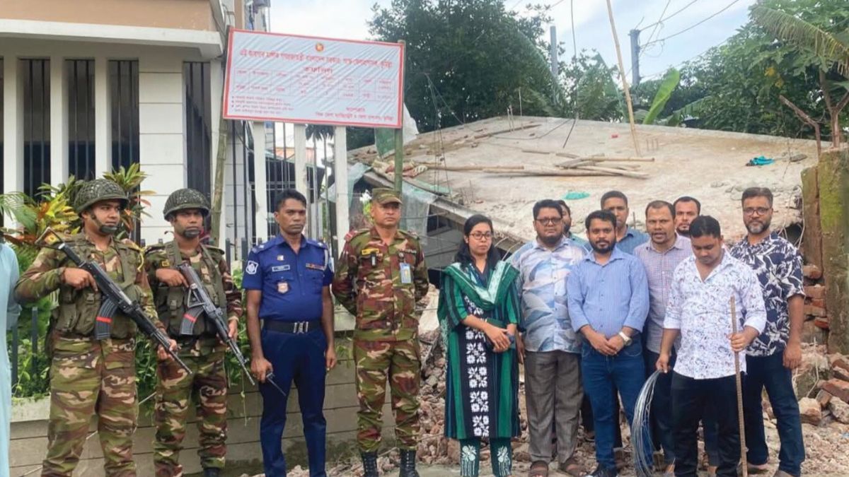 কুমিল্লায় খাস জমি থেকে অবৈধ স্থাপনা উচ্ছেদ