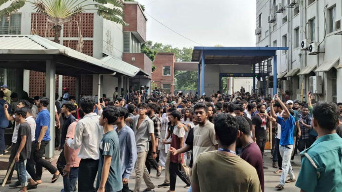 সচিবালয়ে ধাওয়া-পাল্টাধাওয়ায় আহত ৮৫ শিক্ষার্থী ঢামেকে ভর্তি