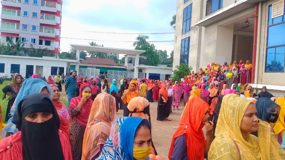 মির্জাপুরে ওভারটাইমের দাবিতে শ্রমিকদের বিক্ষোভ, অবরুদ্ধ কর্মকর্তা বরখাস্ত