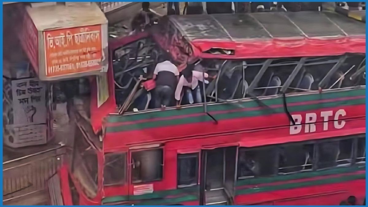 ফার্মগেটে মেট্রোরেলের পিলারে বিআরটিসি বাসের ধাক্কা