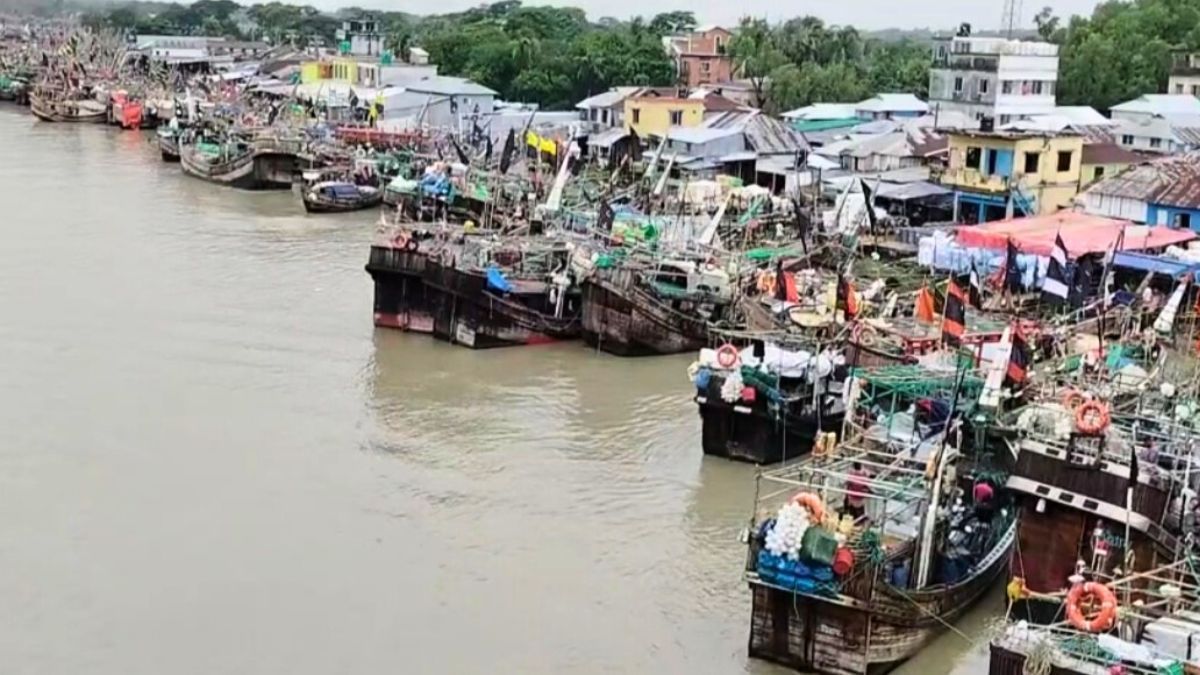 সাগরে ৪ দিন ভেসে বেঁচে ফিরলেন ৯ জেলে, নিখোঁজ ৬