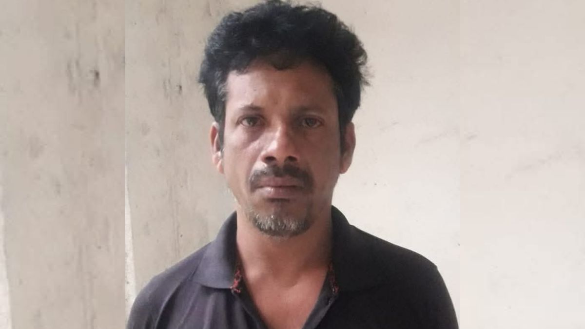 ফেনীতে অস্ত্র-চাঁদাবাজিসহ ৭ মামলার আসামি গ্রেপ্তার